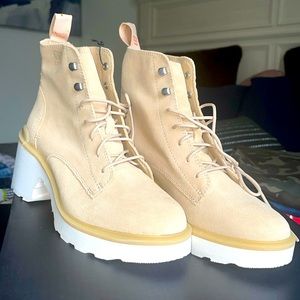 NIB Sorel hi-line heel lacce boots